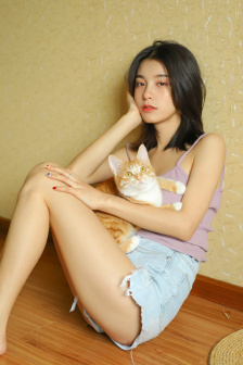 女子被陌生男子戳臀部